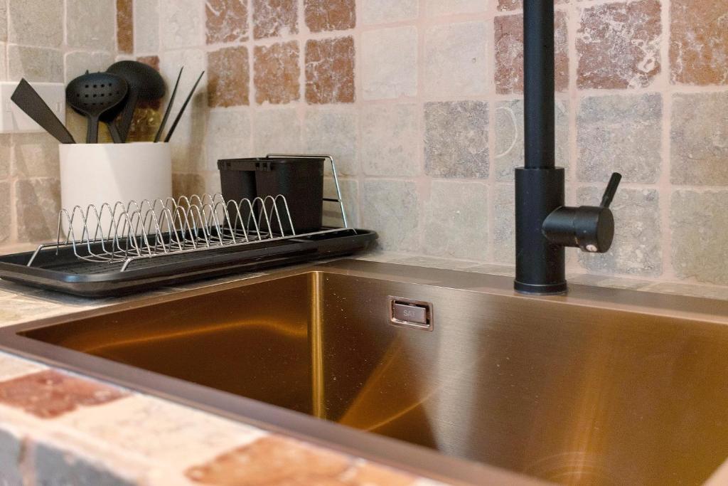 Dettaglio del lavello e dei materiali della cucina
