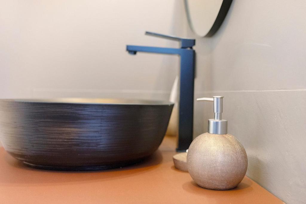 Dettaglio della linea cortesia e del lavabo
